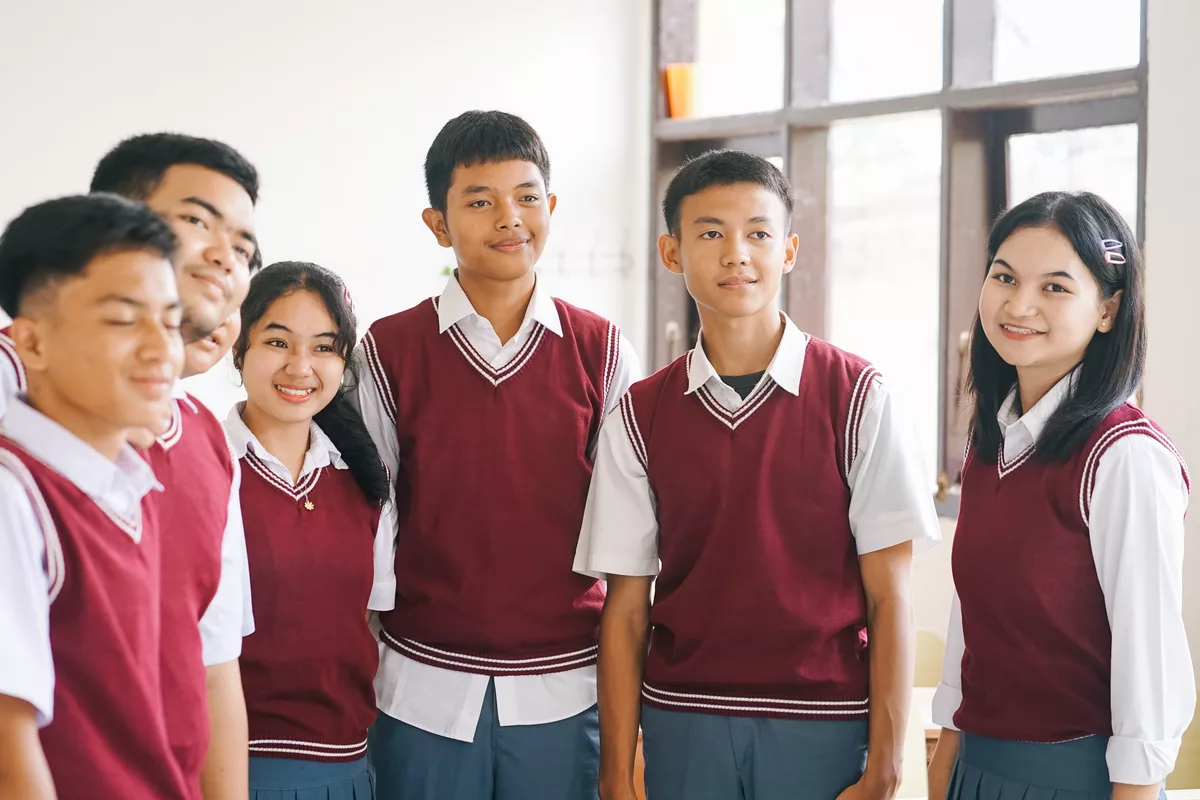 Sekelompok siswa SMA berseragam di dalam kelas
